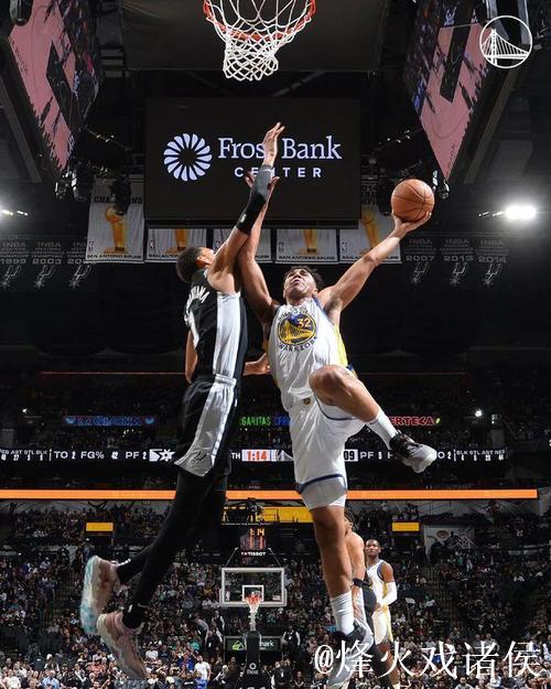 文班亚马右侧落位 转身后仰倒地命中