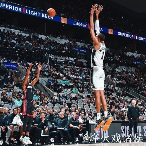 文班亚马右侧落位 转身后仰倒地命中